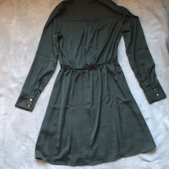 Silk -like long sleeve dress. Form fitting - Picture 2 of 3